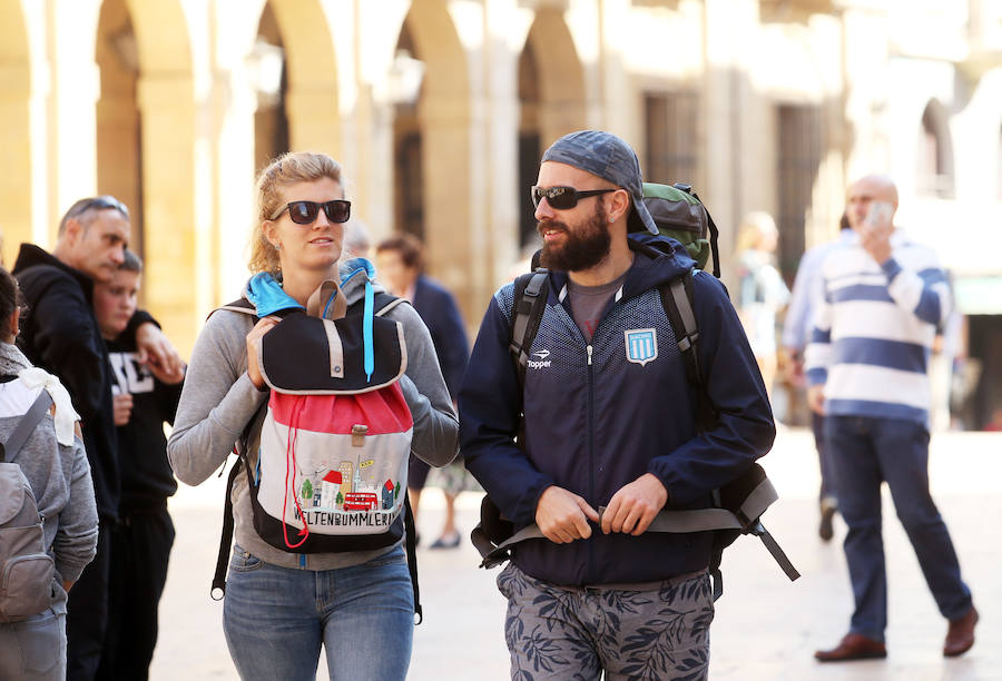 Sol y lleno total en Asturias en el puente del Pilar