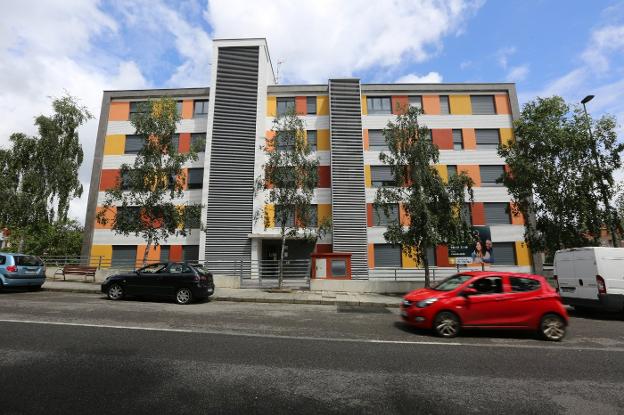 Edificio de viviendas construido por Ruasa en la calle Cristóbal Colón de Villalegre. 