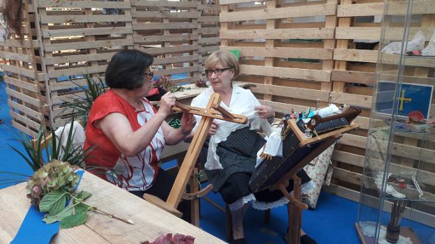 Dos mujeres se preparan para coser, en uno de los expositores de la fábrica de Ortiz. 