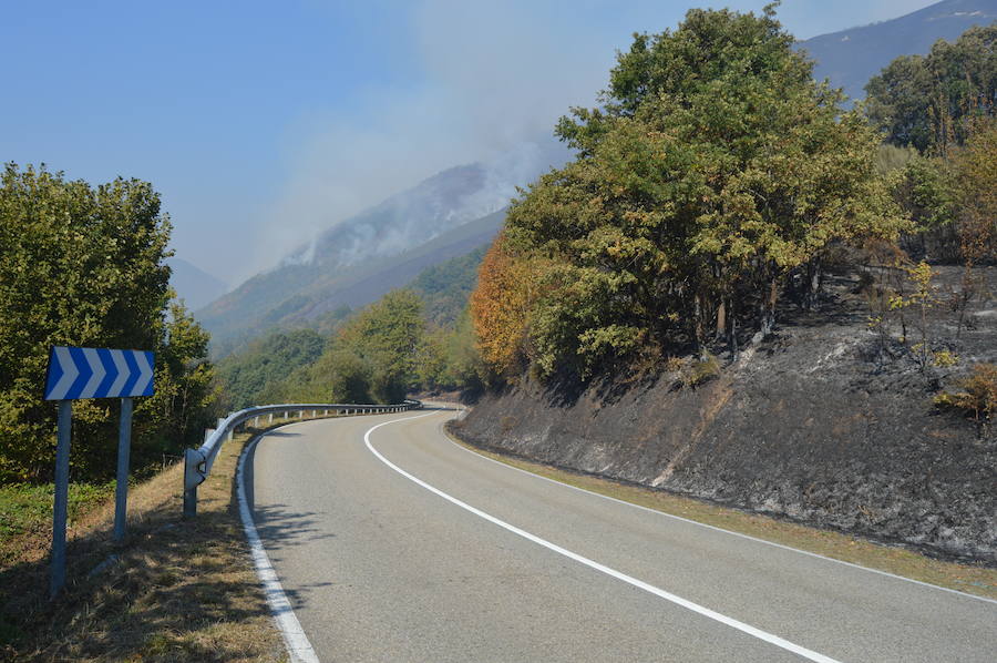 Degaña lucha por frenar el fuego que avanza hacia Fondos de Vega