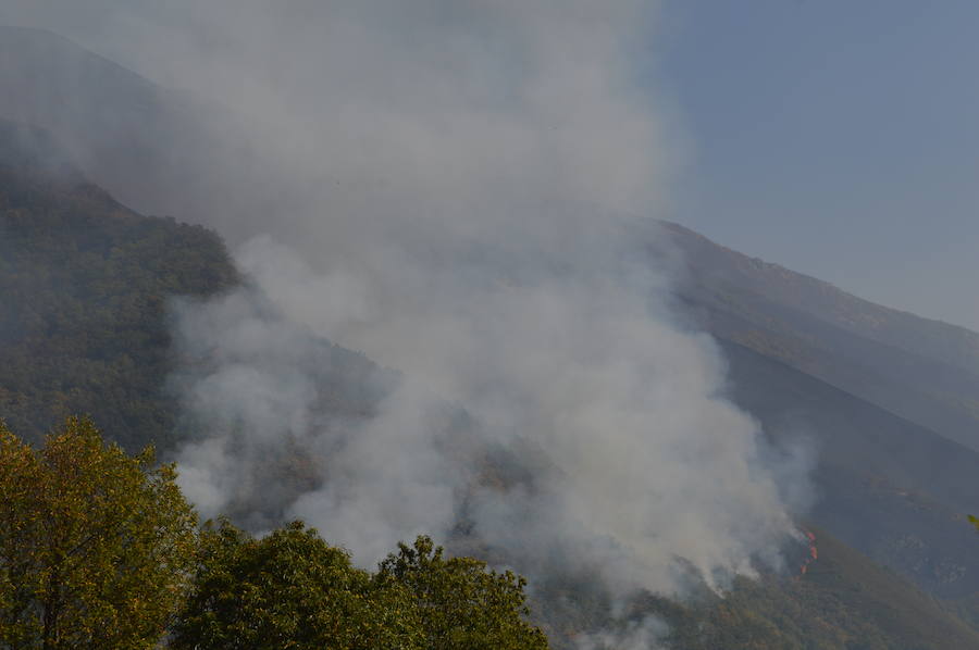 Degaña lucha por frenar el fuego que avanza hacia Fondos de Vega