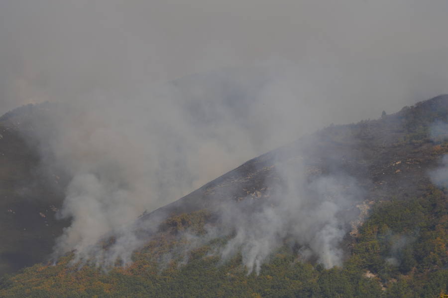 Degaña lucha por frenar el fuego que avanza hacia Fondos de Vega