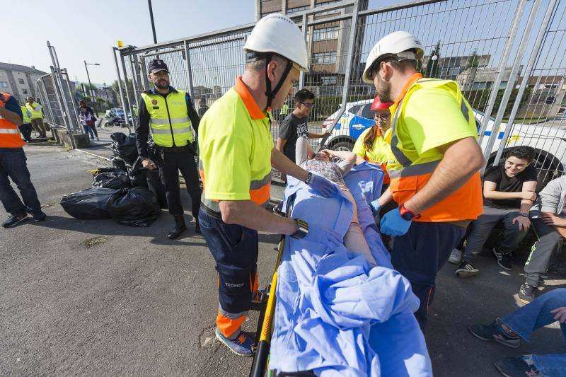 Simulacro de bomberos en el IES Pérez de Ayala de Oviedo