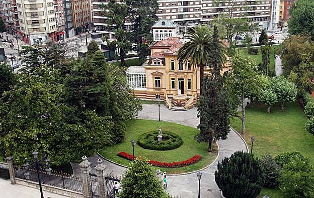 El palacete de Villa Magdalena, visto desde la avenida de Galicia. 