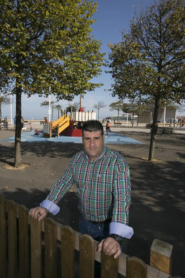 Javier Palacios, presidente de la asociación vecinal Pando, en el parque de Poniente para el que pìden mejoras.