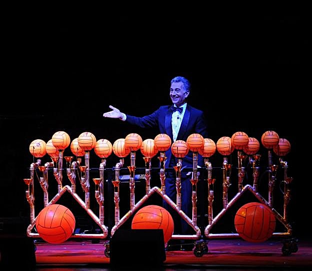 Bolarmonio. Instrumento de viento que funciona como un armonio en el que cada tecla es una pelota de goma, lo toca Jorge Maronna.