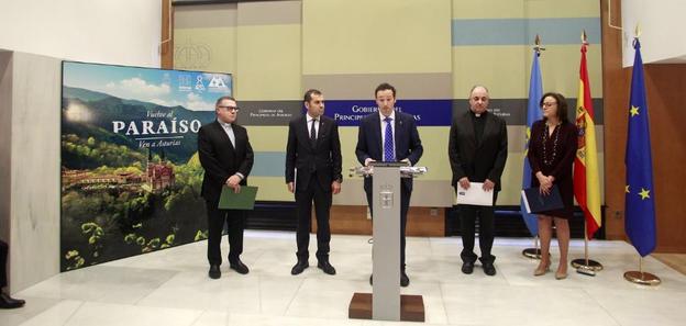 De izquierda a derecha, Adolfo Mariño (abad de Covadonga), José Manuel González (alcalde de Cangas de Onís), Guillermo Martínez (consejero de Presidencia), Jorge Juan Fernández Sangrador (vicario general de la Diócesis de Oviedo) y Otilia Requejo (directora general de Patrimonio Cultural), ayer, durante la presentación de las actividades en la sede de la Presidencia del Principado. 