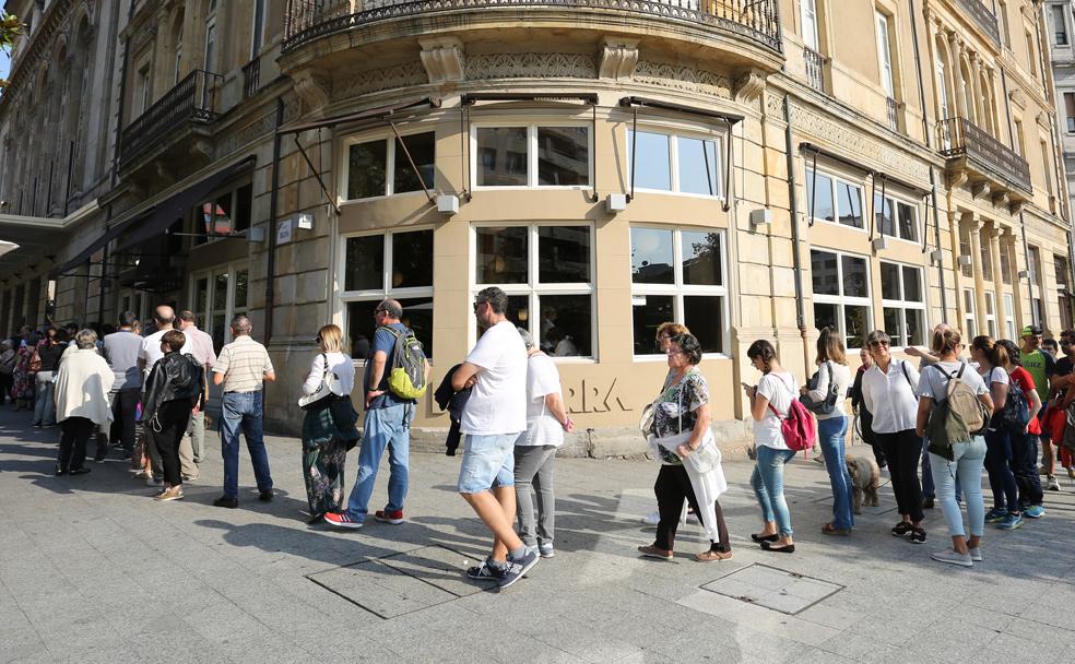Carlos Núñez, Carlos López Puccio y Marcos Mundstock han sido los primeros premiados en llegar a Asturias.