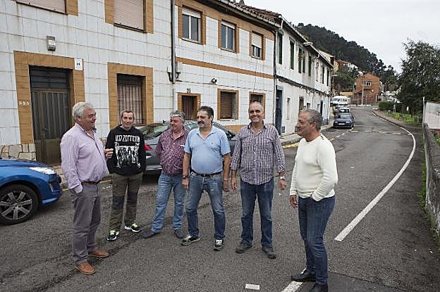 Varios vecinos de El Muselín -el segundo por la derecha, Ángel Piñera, presidente vecinal- charlan en una de las calles del barrio. 