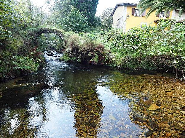 Los redactores proponen que el nuevo PGO dinamice elementos y construcciones tradicionales como este puente en Triana, cerca de Nueva. 