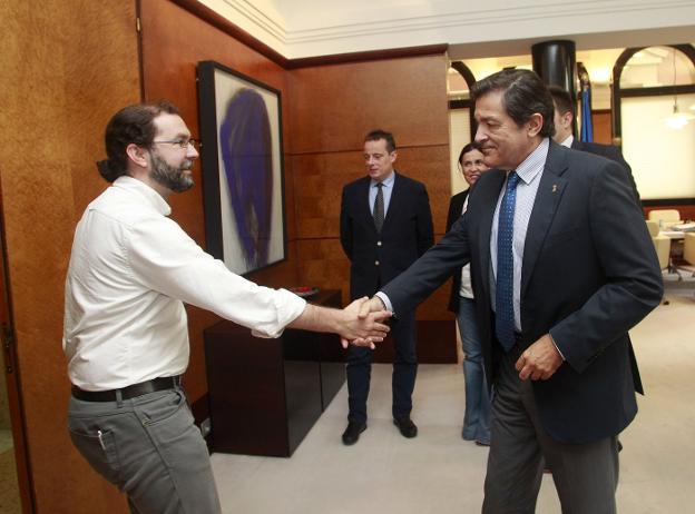 Emilio León y Javier Fernández se saludan, el pasado viernes, al inicio de la reunión presupuestaria. 