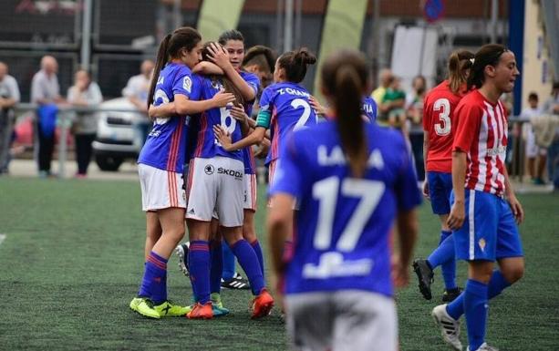 Las jugadoras, celebrando un gol.