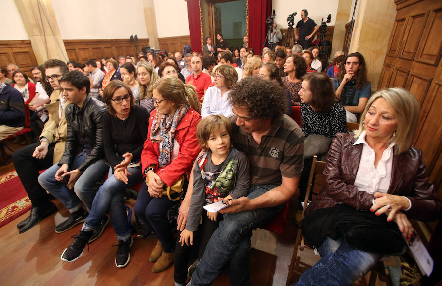 Les Luthiers ejercen tanto de espectadores como de entrevistados en Oviedo