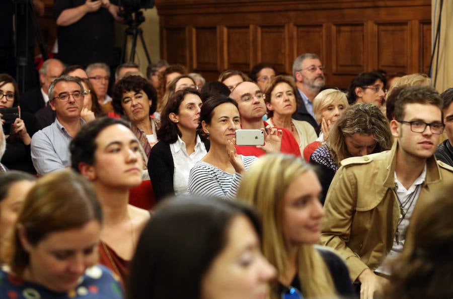 Les Luthiers ejercen tanto de espectadores como de entrevistados en Oviedo
