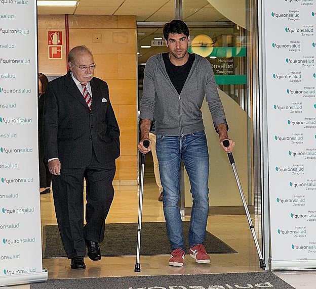 Cayetano sale del hospital con su médico. :: FOTOS: EFE