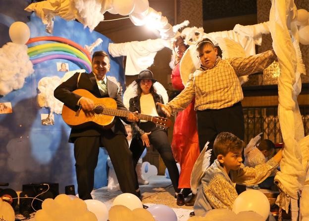 Manolo Escobar, Michael Jackson, Rocío Jurado y El Fary, en el particular cielo de Bimenes. 