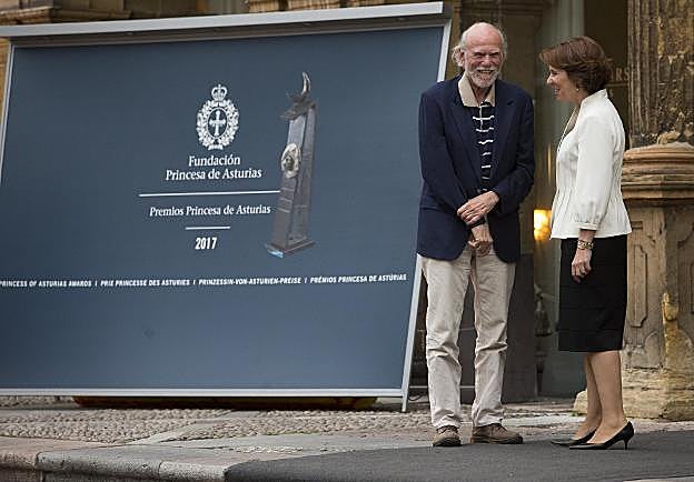 Barry Barish, junto a Teresa Sanjurjo. 
