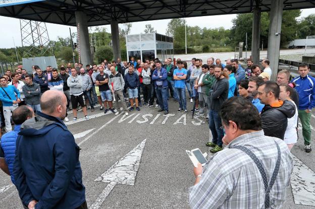 Manifestación de los trabajadores de CAPSA a las puertas de la planta de Granda, en septiembre. 