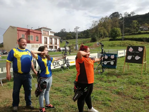 Emilio Álvarez, en la exhibición del domingo. Junto a él, su hija María, de quince años y campeona nacional en la modalidad 3D de tiro con arco, y Adriana jiménez Regueiro, tercera del país en la de aire libre.