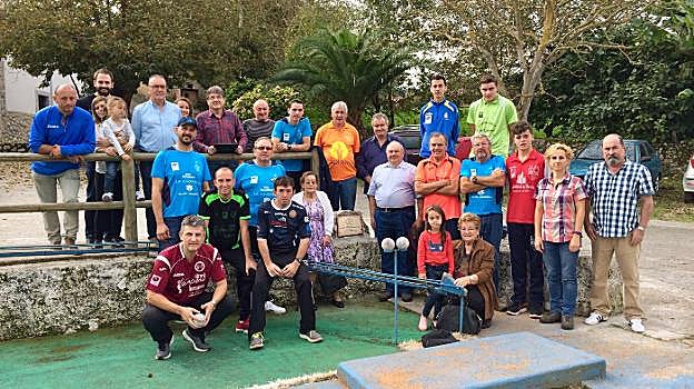 Asistentes al homenaje póstumo a Temprana en Collera. 