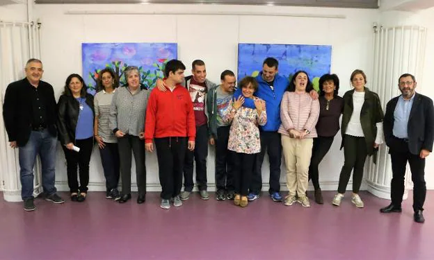 Los participantes ayer durante el montaje en la Casa de la Cultura de Lugones. 