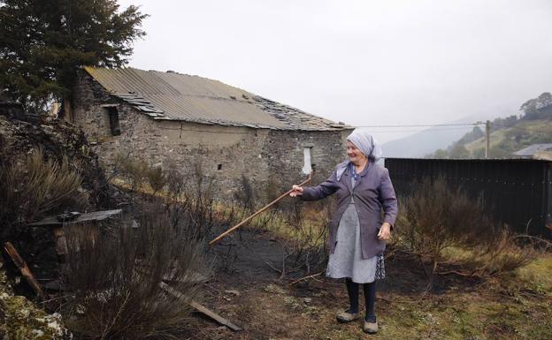 Vidalina Canto muestra las consecuencias del incendio en las inmediaciones de su vivienda. 