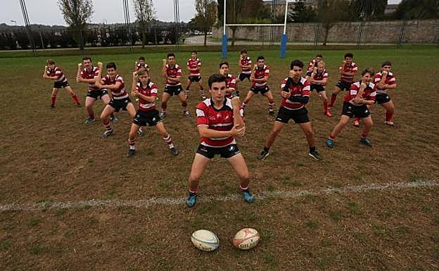 Los jugadores sub 16 del Gijón Rugby realizan la tradicional haka neozelandesa en los campos de la Universidad Laboral. 