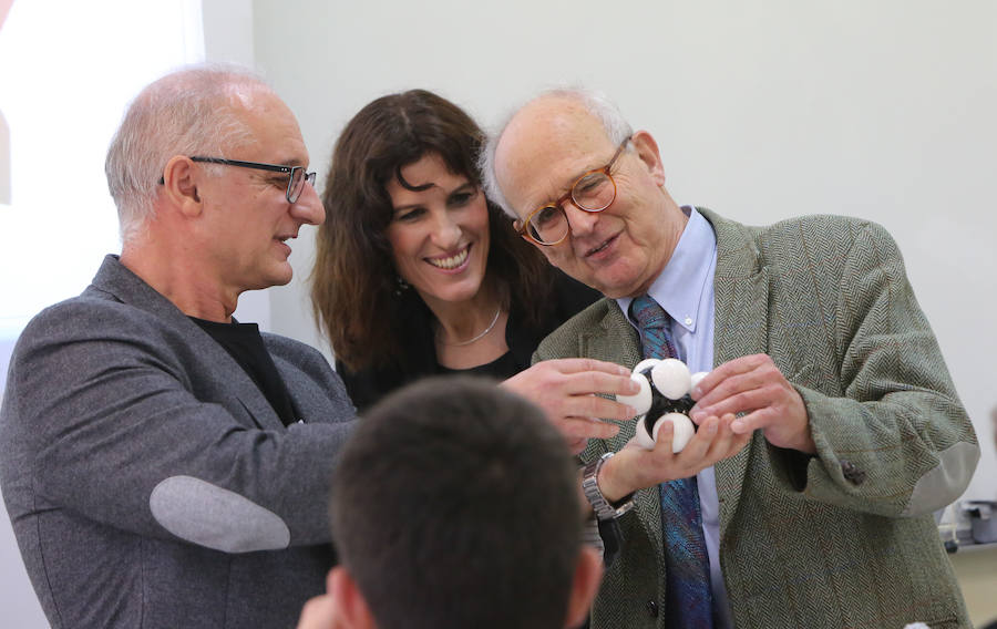 Los alumnos del IES La Magdalena de Avilés reciben a Rainer Weiss