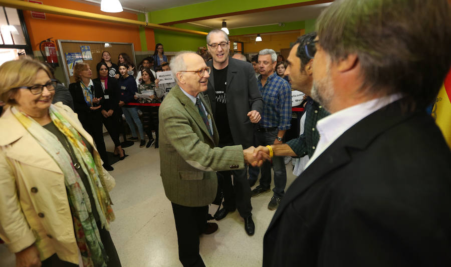 Los alumnos del IES La Magdalena de Avilés reciben a Rainer Weiss