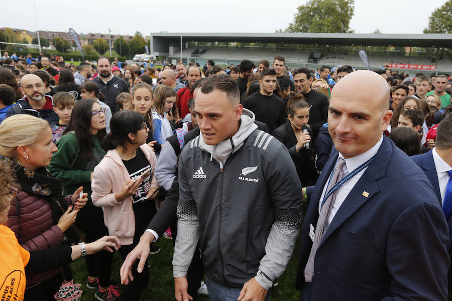 800 niños entrenan con los All Blacks en Gijón