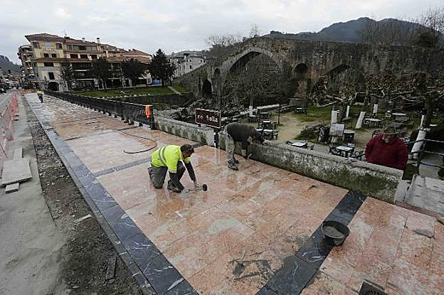 El proyecto de ampliación de la acera frente al Puente Romano se llevó a cabo con las anteriores ayudas a las áreas de influencia concedidas a Cangas de Onís. 