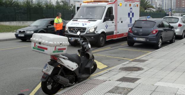 Los sanitarios de la ambulancia, en la foto, atendieron al conductor de la motocicleta 