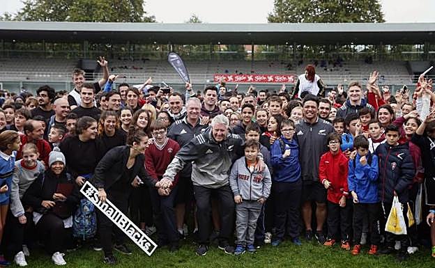 Integrantes de los All Blacks dirigieron un entrenamiento con niños en Gijón. 