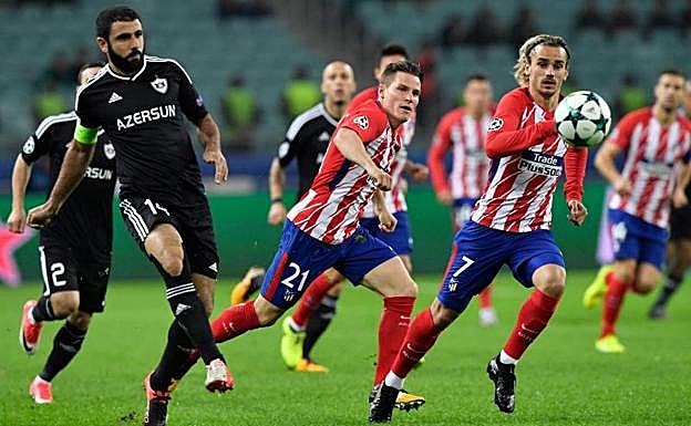 Gameiro (i) y Griezmann, ante el Qarabag.