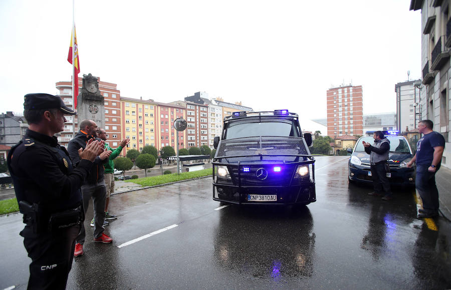 Reciben con aplausos a los policías de Oviedo desplazados a Cataluña