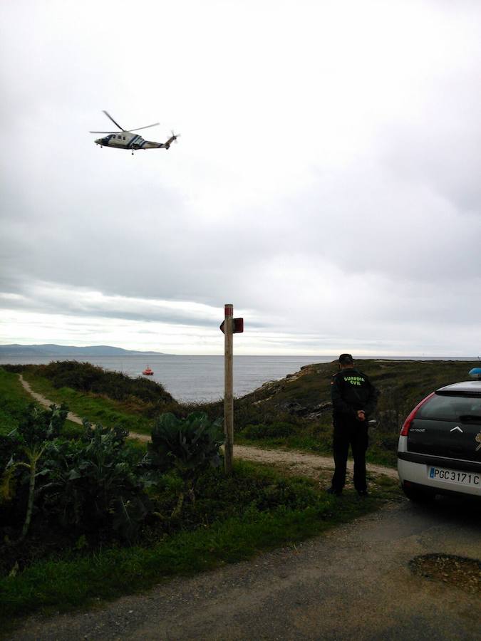 La Guardia Civil ha retomado este jueves la búsqueda del conocido hostelero Chano Castañón en la playa de As Illas, en Ribadeo, zona donde desapareció ayer mientras pescaba