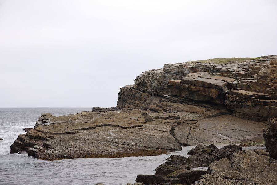 La Guardia Civil ha retomado este jueves la búsqueda del conocido hostelero Chano Castañón en la playa de As Illas, en Ribadeo, zona donde desapareció ayer mientras pescaba