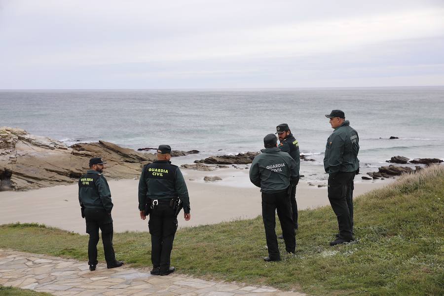 La Guardia Civil ha retomado este jueves la búsqueda del conocido hostelero Chano Castañón en la playa de As Illas, en Ribadeo, zona donde desapareció ayer mientras pescaba