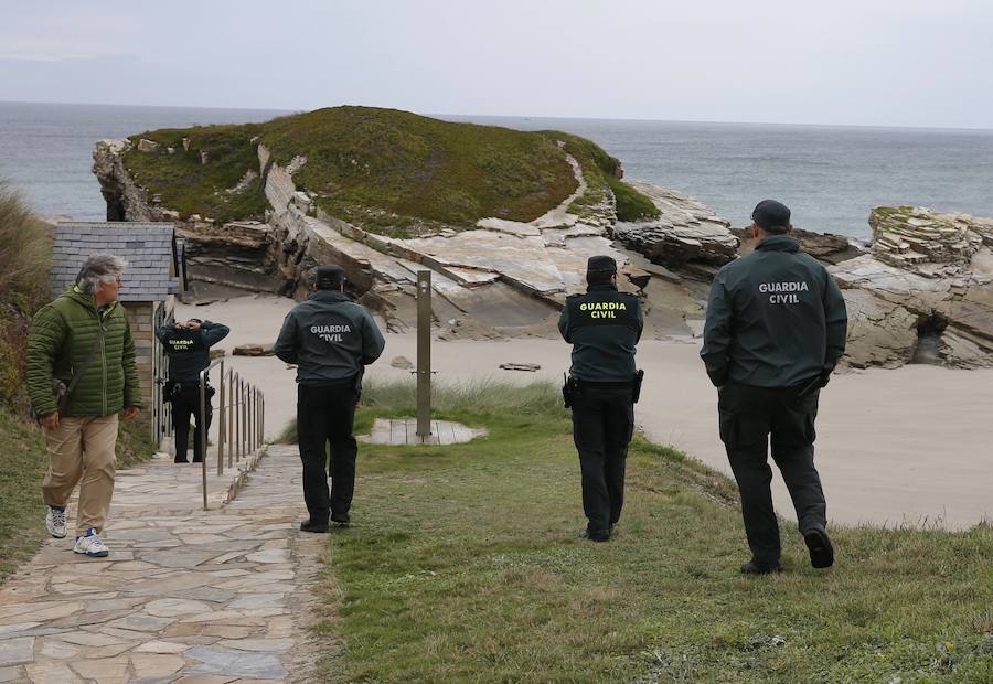 La Guardia Civil ha retomado este jueves la búsqueda del conocido hostelero Chano Castañón en la playa de As Illas, en Ribadeo, zona donde desapareció ayer mientras pescaba