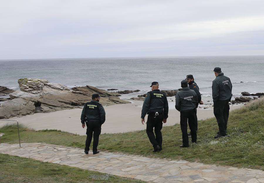 La Guardia Civil ha retomado este jueves la búsqueda del conocido hostelero Chano Castañón en la playa de As Illas, en Ribadeo, zona donde desapareció ayer mientras pescaba