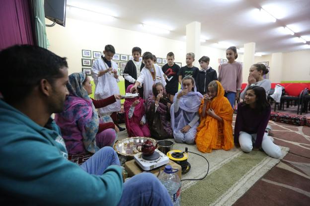 Los alumnos probaron té y los vestidos típicos del Sáhara. 