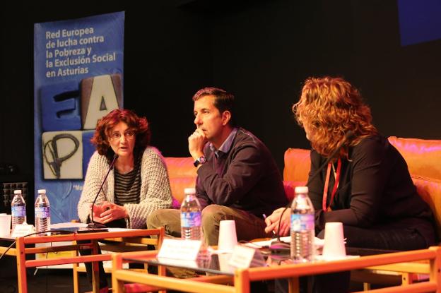 La mesa redonda en la que se expusieron los estudios sobre el salario social antes de la incorporación de Javier Mato. 