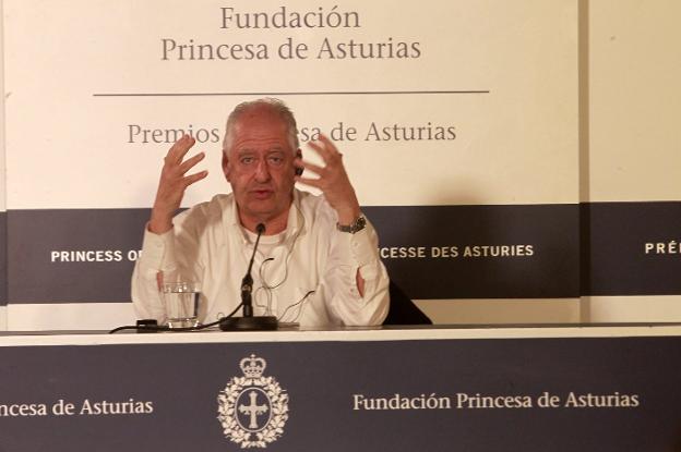 Wiliam Kentridge, durante la rueda de prensa, celebrada ayer en Oviedo. 