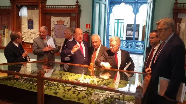 Antonio Suárez con Francisco González y Ángel Peña, ante una maqueta del centro Asturiano de México expuesta en el Archivo. 