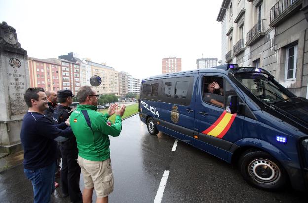 Recibimiento a los agentes de la UIP de Oviedo desplazados a Cataluña que ayer regresaron al Principado. 