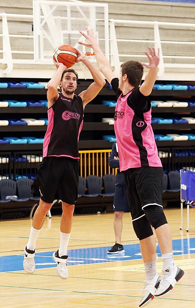 Víctor Pérez intenta el lanzamiento a canasta. 