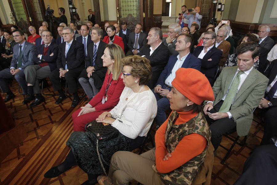 El presidente de la Hispanic Society of America recorre la sede del parlamento asturiano