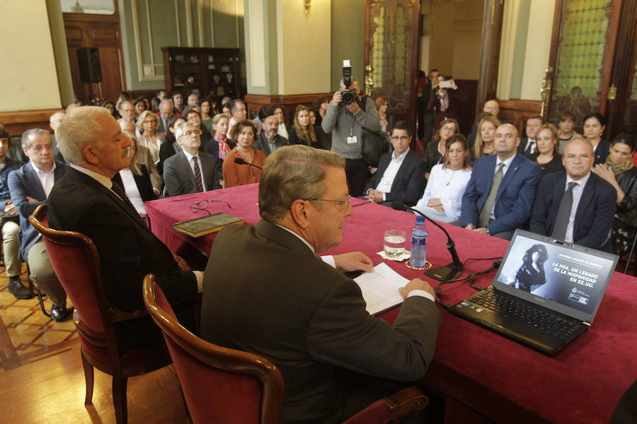 El presidente de la Hispanic Society of America recorre la sede del parlamento asturiano