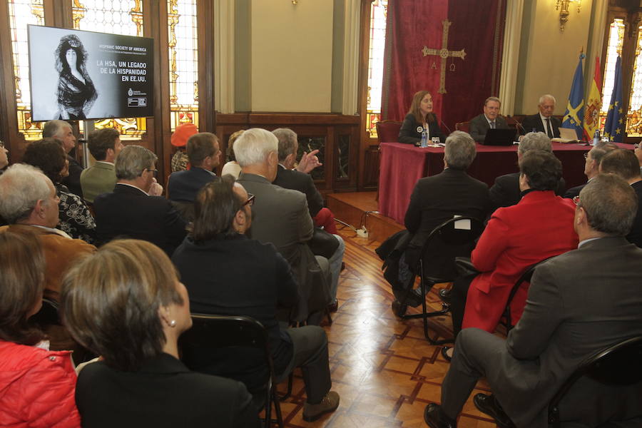 El presidente de la Hispanic Society of America recorre la sede del parlamento asturiano