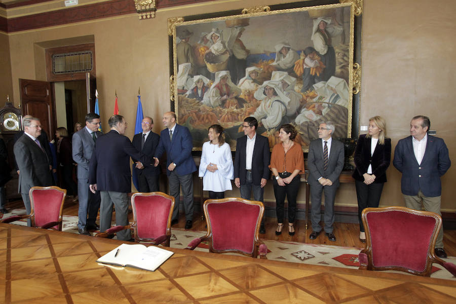 El presidente de la Hispanic Society of America recorre la sede del parlamento asturiano